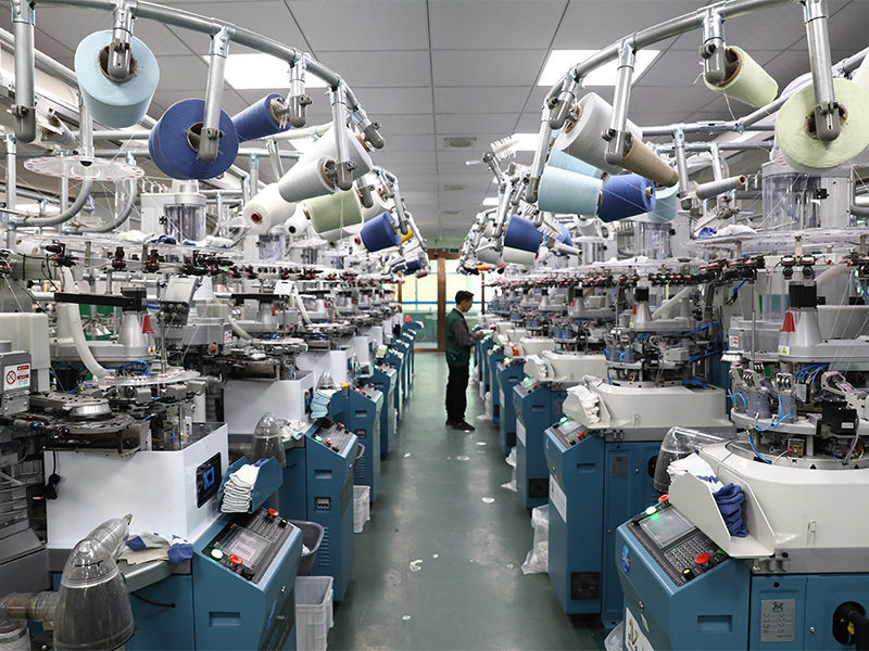 120針-200針自動(dòng)縫頭翻襪多功能一體機(jī)車間